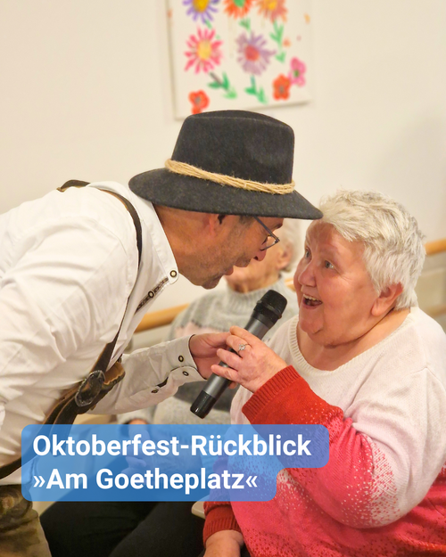 Oktoberfest-Musik mit Sänger und bayerischer Tracht. Sänger gibt das Mikrofon an Senioren weiter. Bildbeschriftung: “Oktoberfest-Rückblick »Am Goetheplatz«”